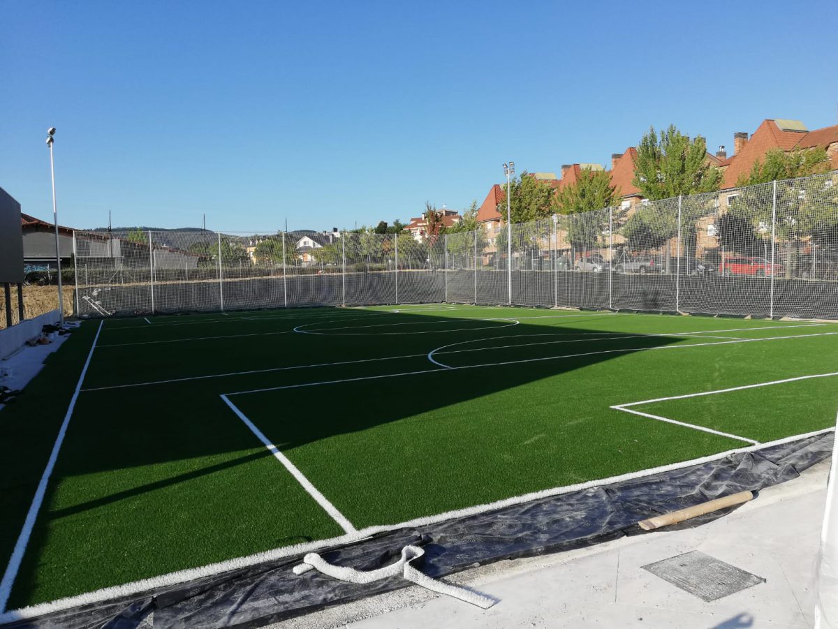 Campo de fútbol de césped hierba artificial en Gorráiz Navarra