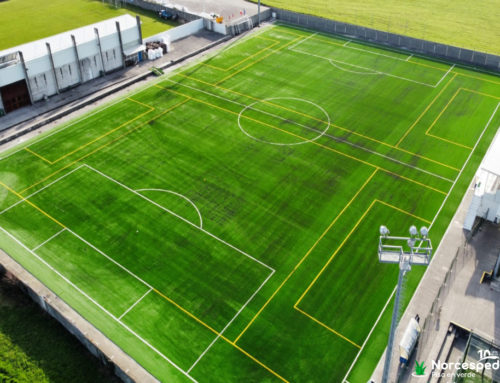 Césped artificial en campo de fútbol en Galizano (Cantabria)
